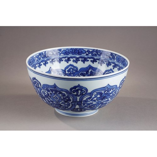 Bowl  porcelain blue white decorated with stylised flowers and Ruyi heads - 17th century -
Diam. 20cm